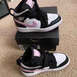 Jordan 1 mid white/black/attic pink